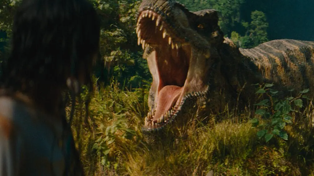 Dinosaurio gigante rugiendo en la jungla
