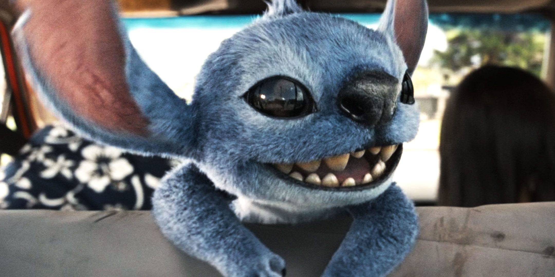 Criatura azul peluda sonriendo en coche